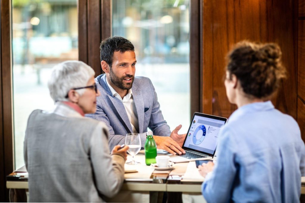 Rendez-vous de financement autour d'un ordinateur portable