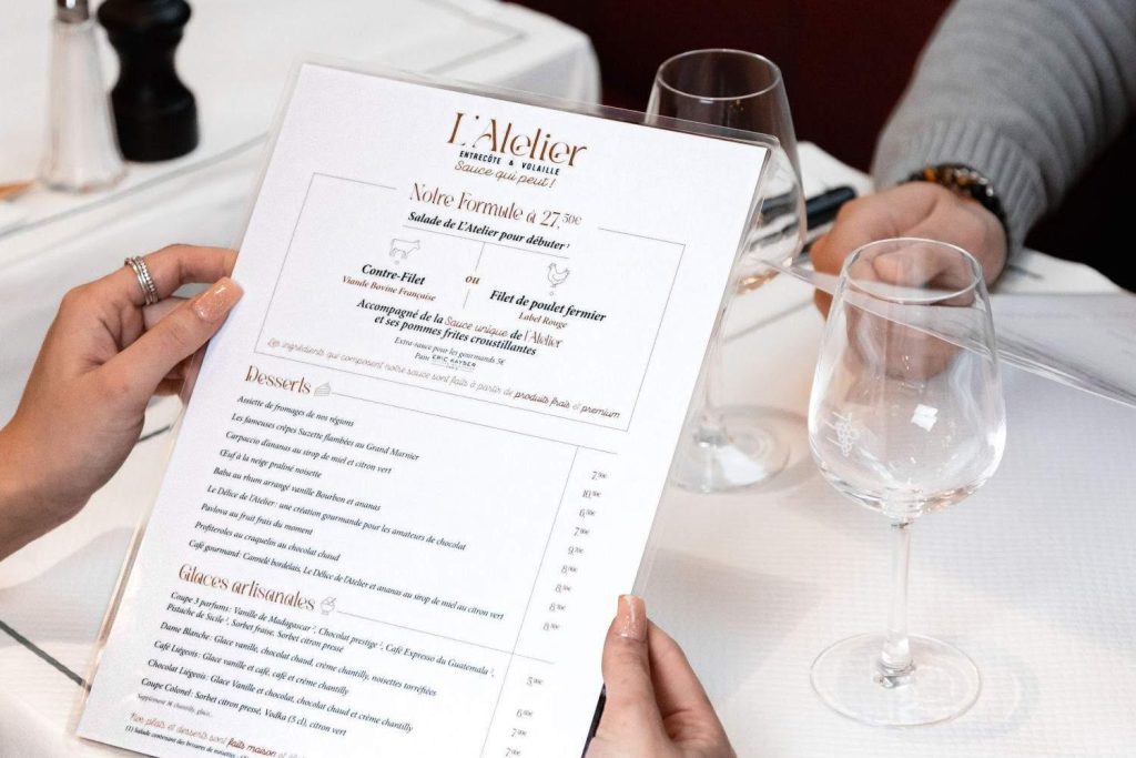 Carte d'un restaurant présentée à table