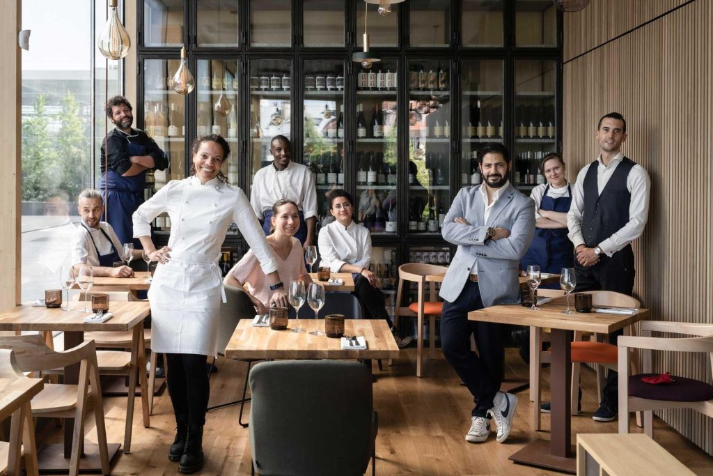 Équipe de cuisine et de salle réunie dans le restaurant